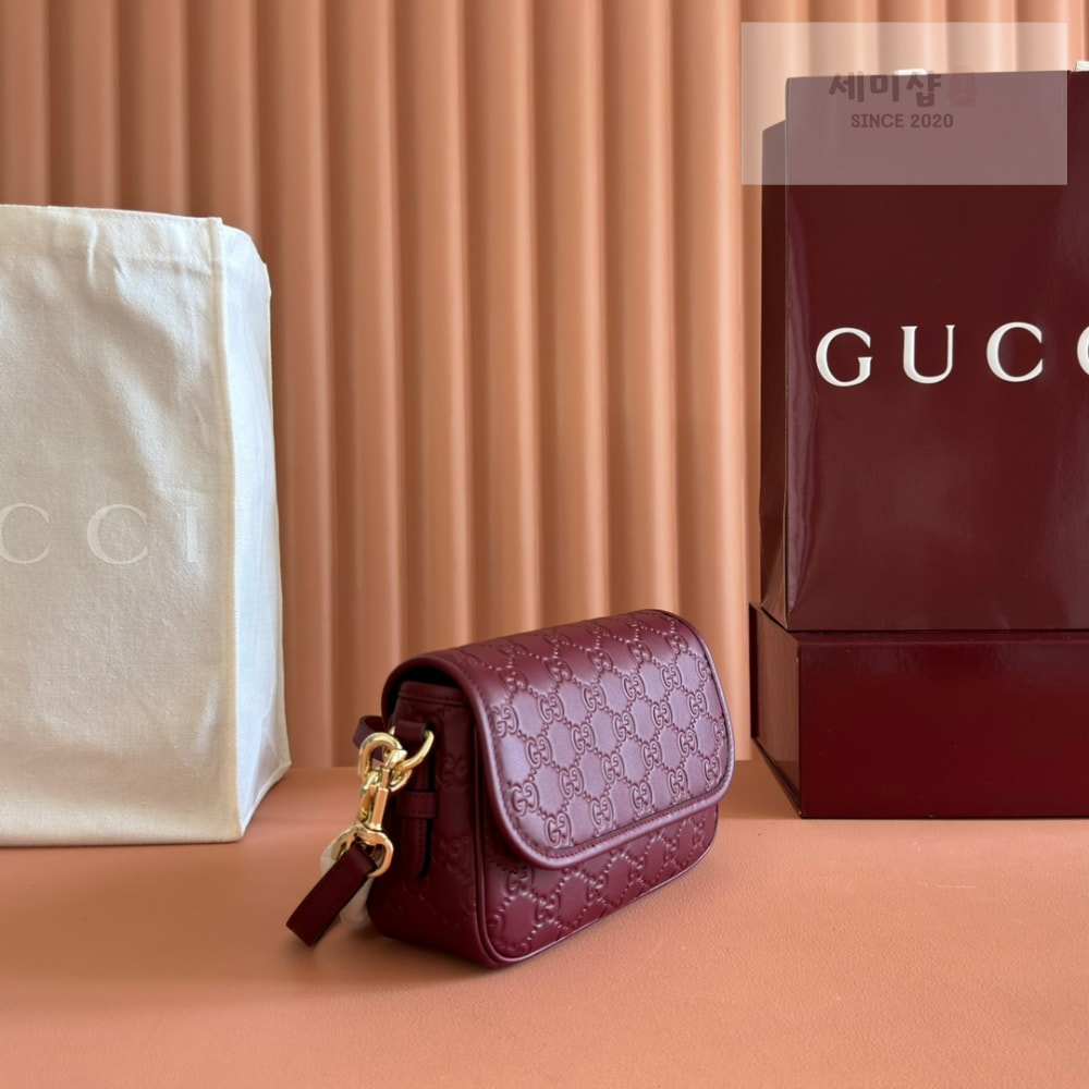 Gucci Gucci GG Emblem Shoulder Bag 19번 이미지