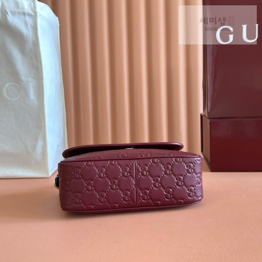 Gucci Gucci GG Emblem Shoulder Bag 16번 이미지