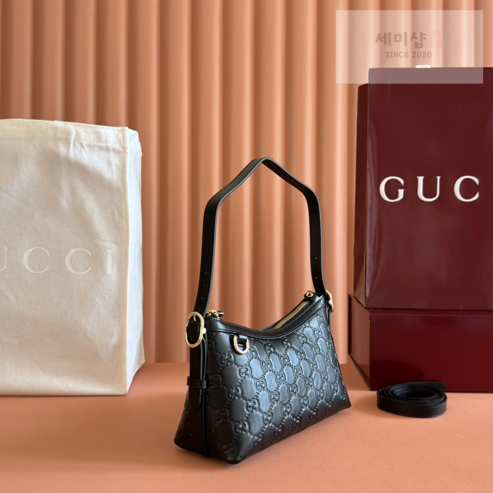 Gucci Gucci GG Emblem Shoulder Bag 12번 이미지