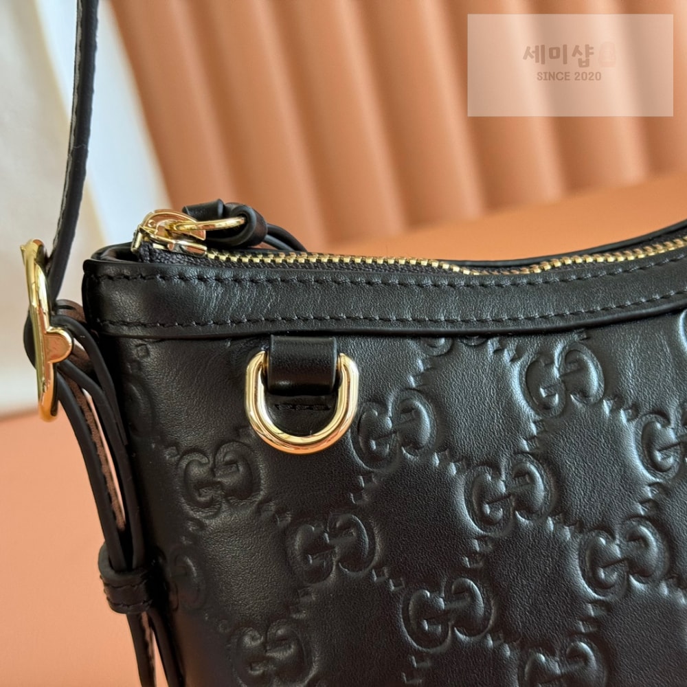 Gucci Gucci GG Emblem Shoulder Bag 17번 이미지