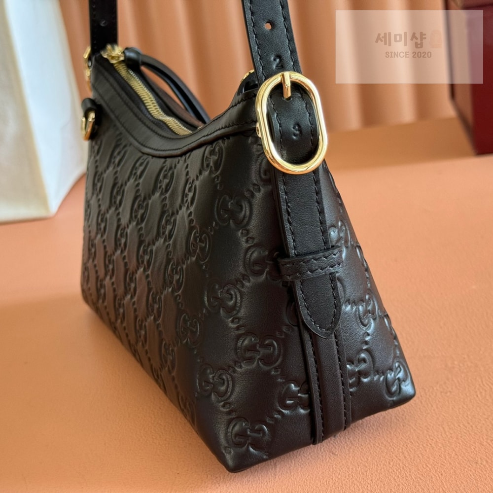 Gucci Gucci GG Emblem Shoulder Bag 13번 이미지
