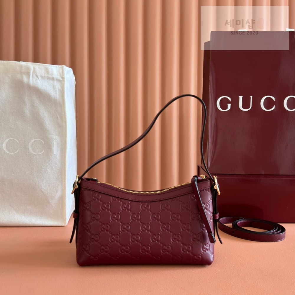 Gucci Gucci GG Emblem Shoulder Bag 4번 이미지