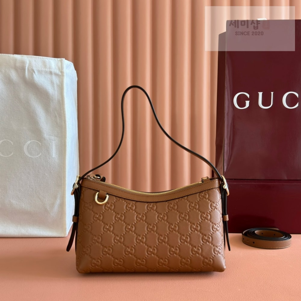 Gucci Gucci GG Emblem Shoulder Bag 10번 이미지