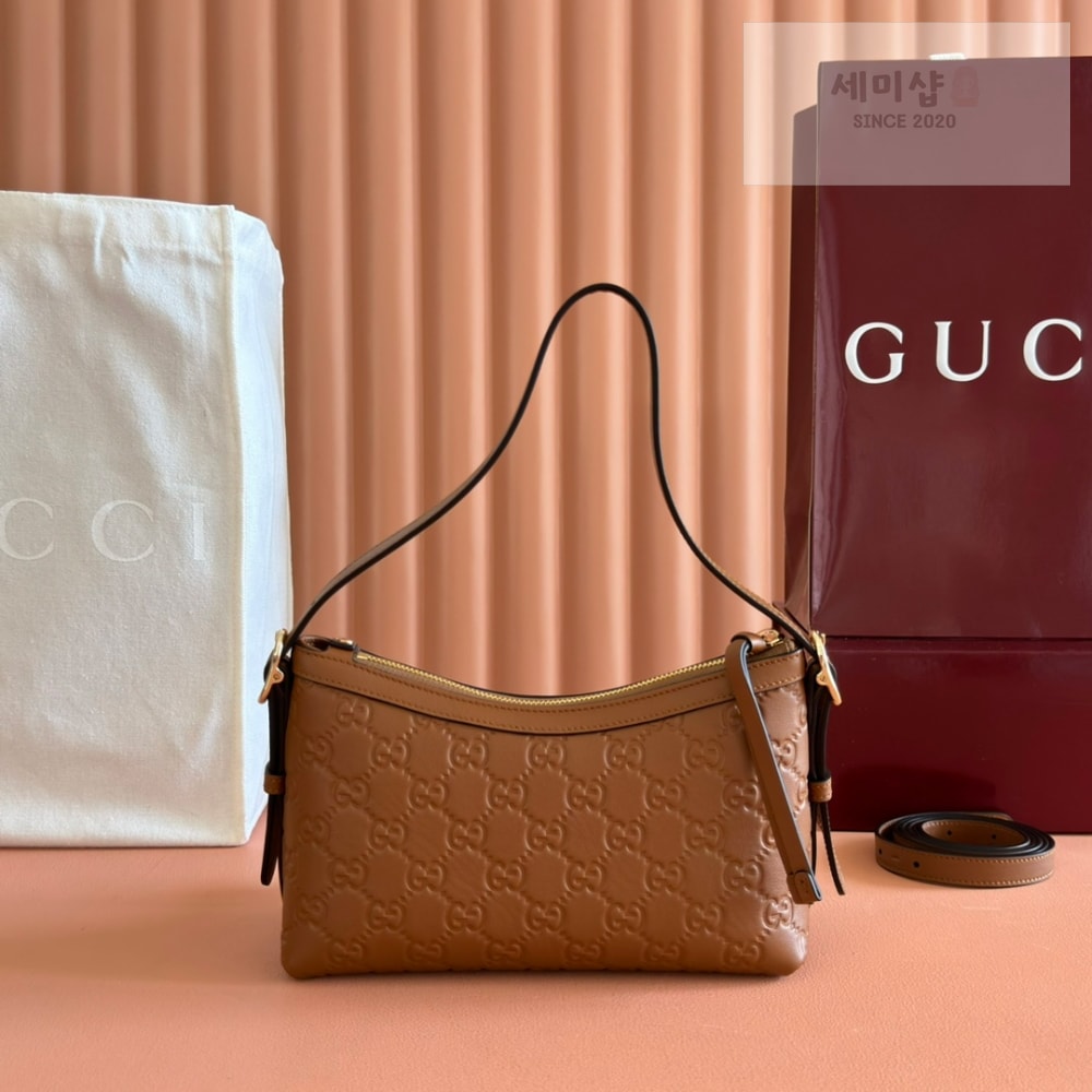 Gucci Gucci GG Emblem Shoulder Bag 15번 이미지