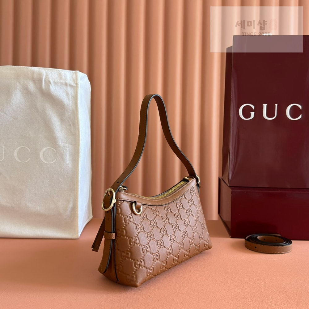 Gucci Gucci GG Emblem Shoulder Bag 8번 이미지