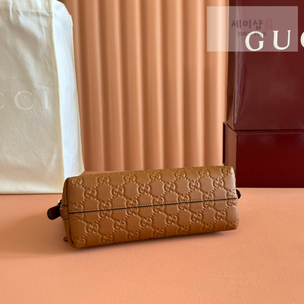 Gucci Gucci GG Emblem Shoulder Bag 9번 이미지