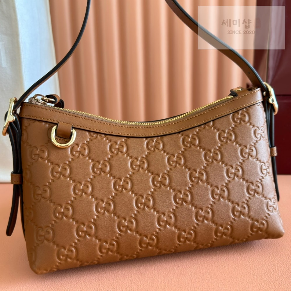 Gucci Gucci GG Emblem Shoulder Bag 3번 이미지