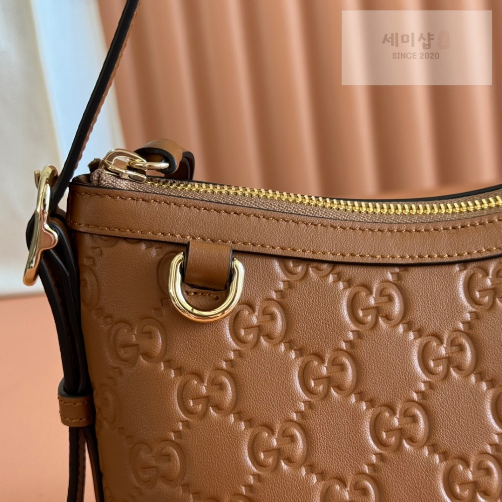 Gucci Gucci GG Emblem Shoulder Bag 16번 이미지