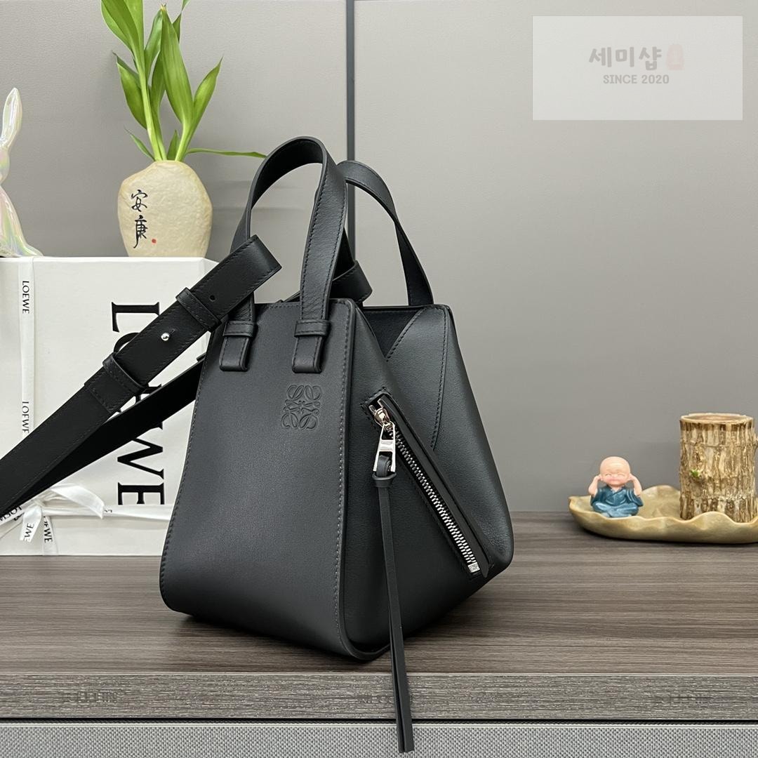 Loewe Loewe Compact Hammock Bag 82번 이미지