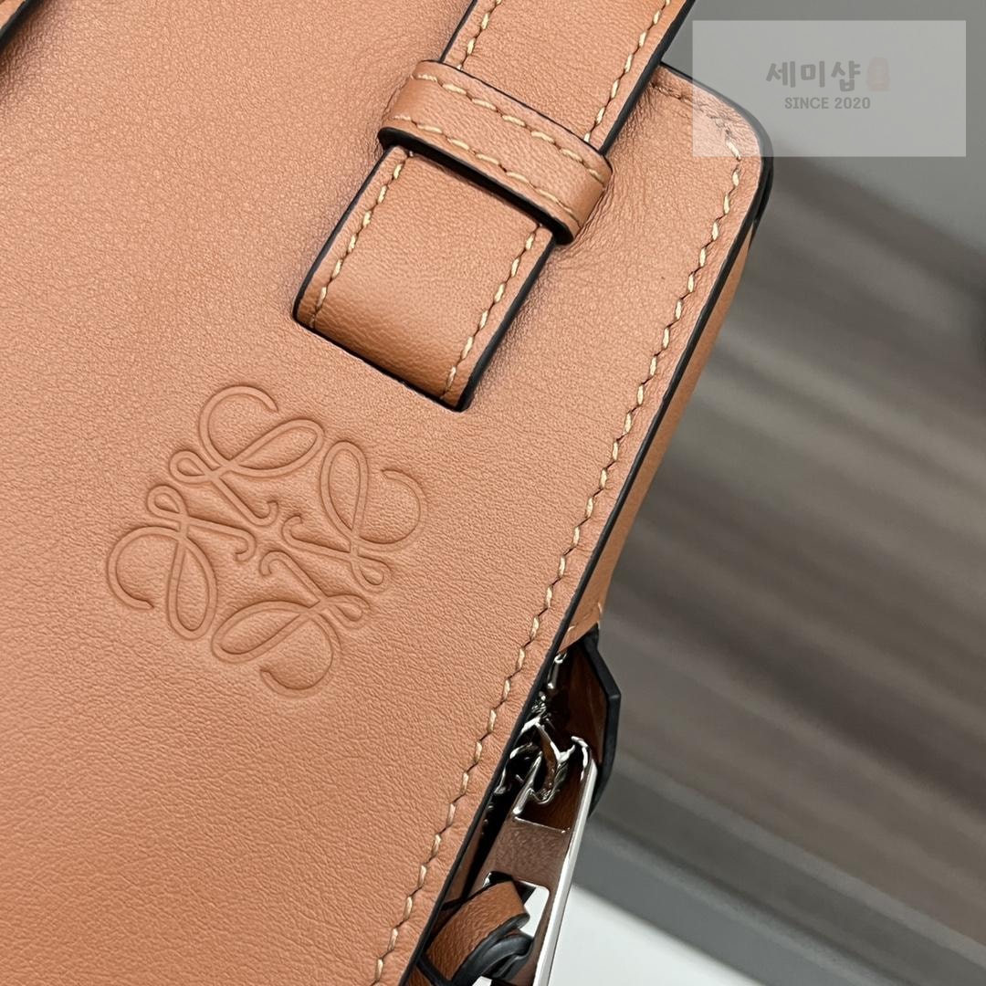 Loewe Loewe Compact Hammock Bag 11번 이미지