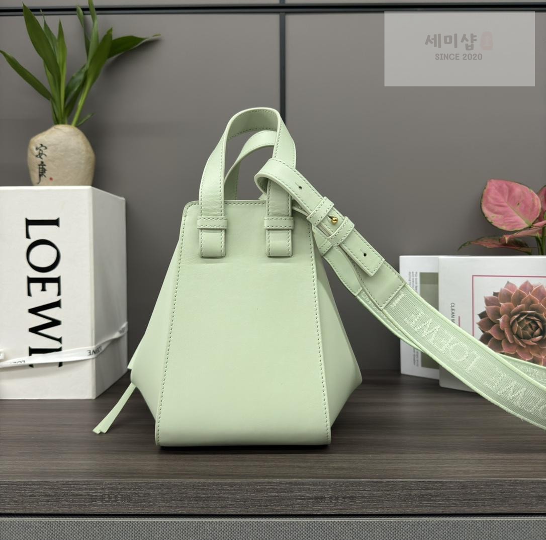 Loewe Loewe Compact Hammock Bag 15번 이미지