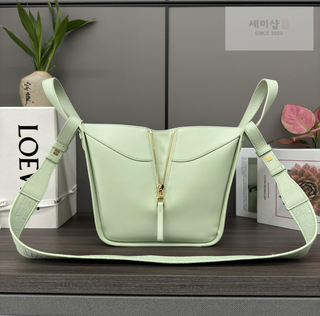 Loewe Loewe Compact Hammock Bag 17번 이미지