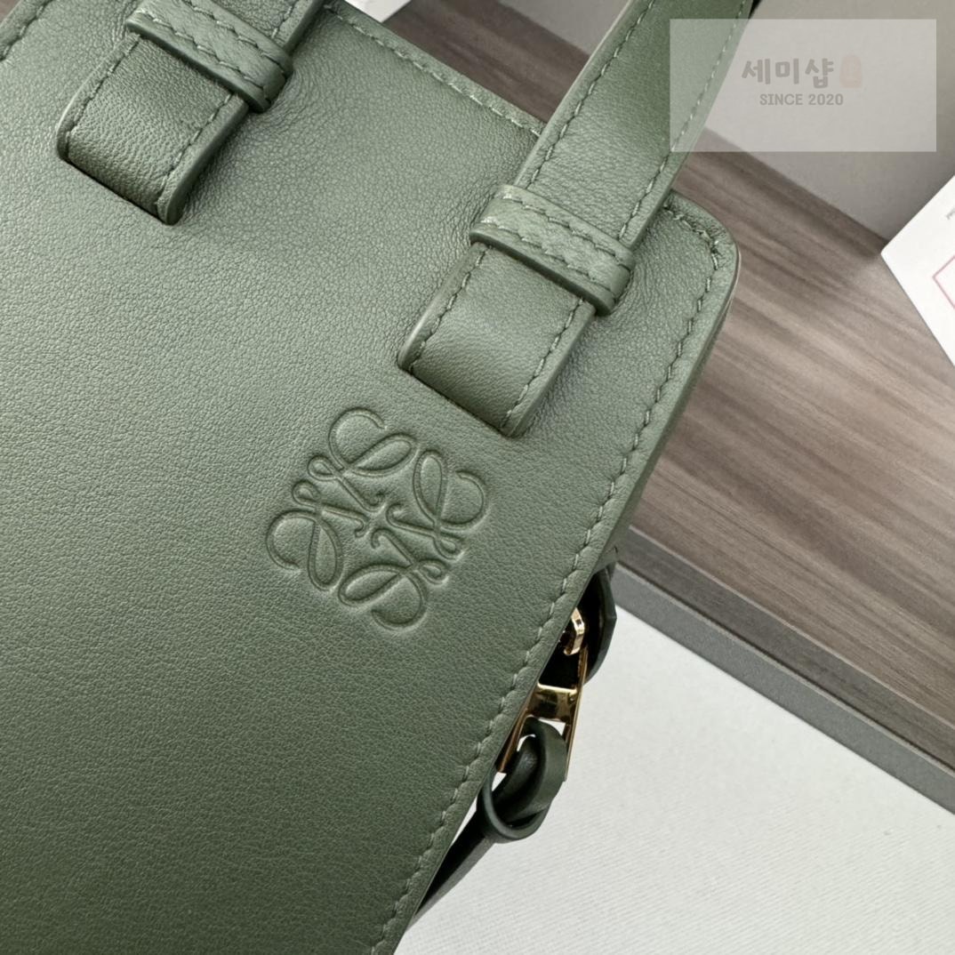 Loewe Loewe Compact Hammock Bag 33번 이미지