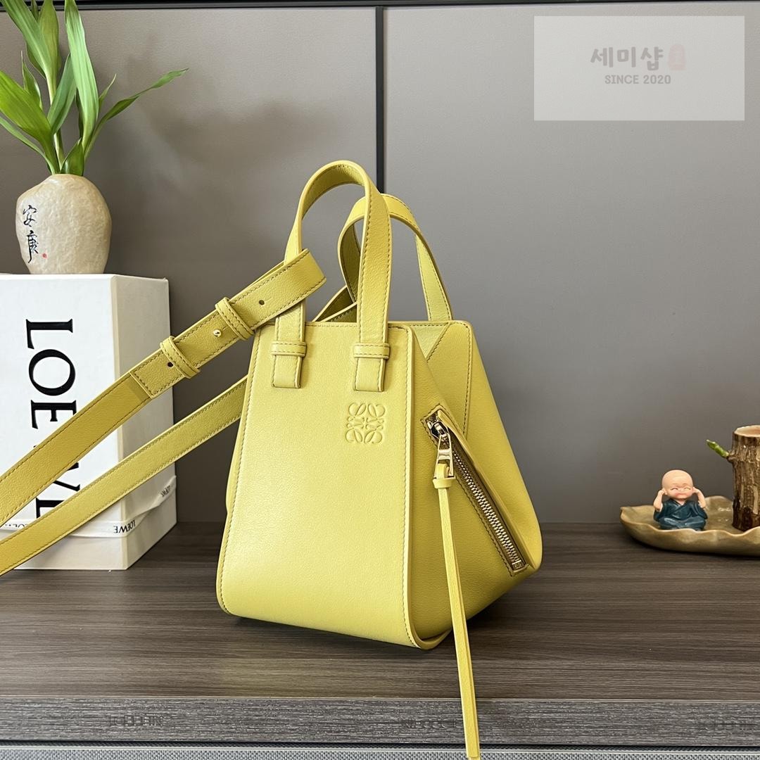 Loewe Loewe Compact Hammock Bag 36번 이미지