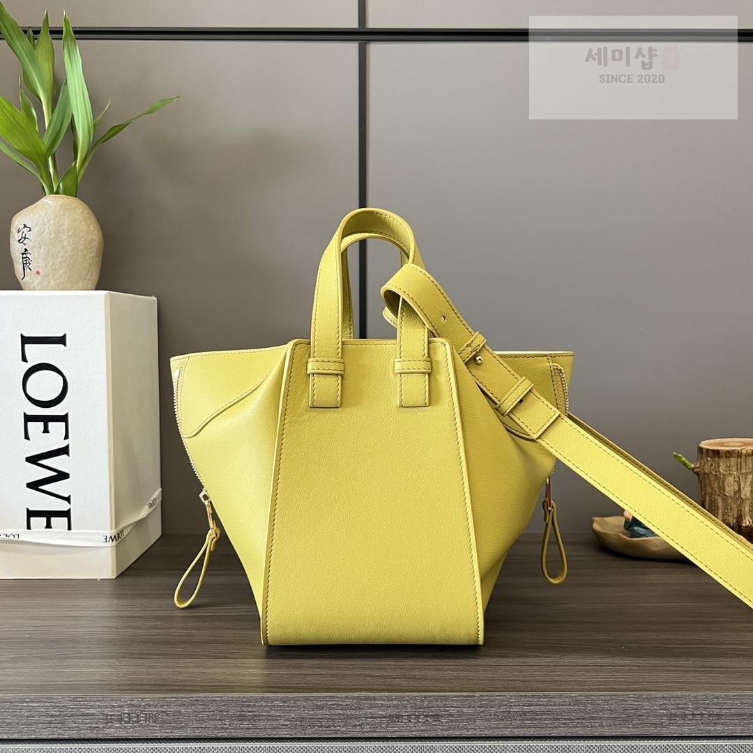 Loewe Loewe Compact Hammock Bag 38번 이미지