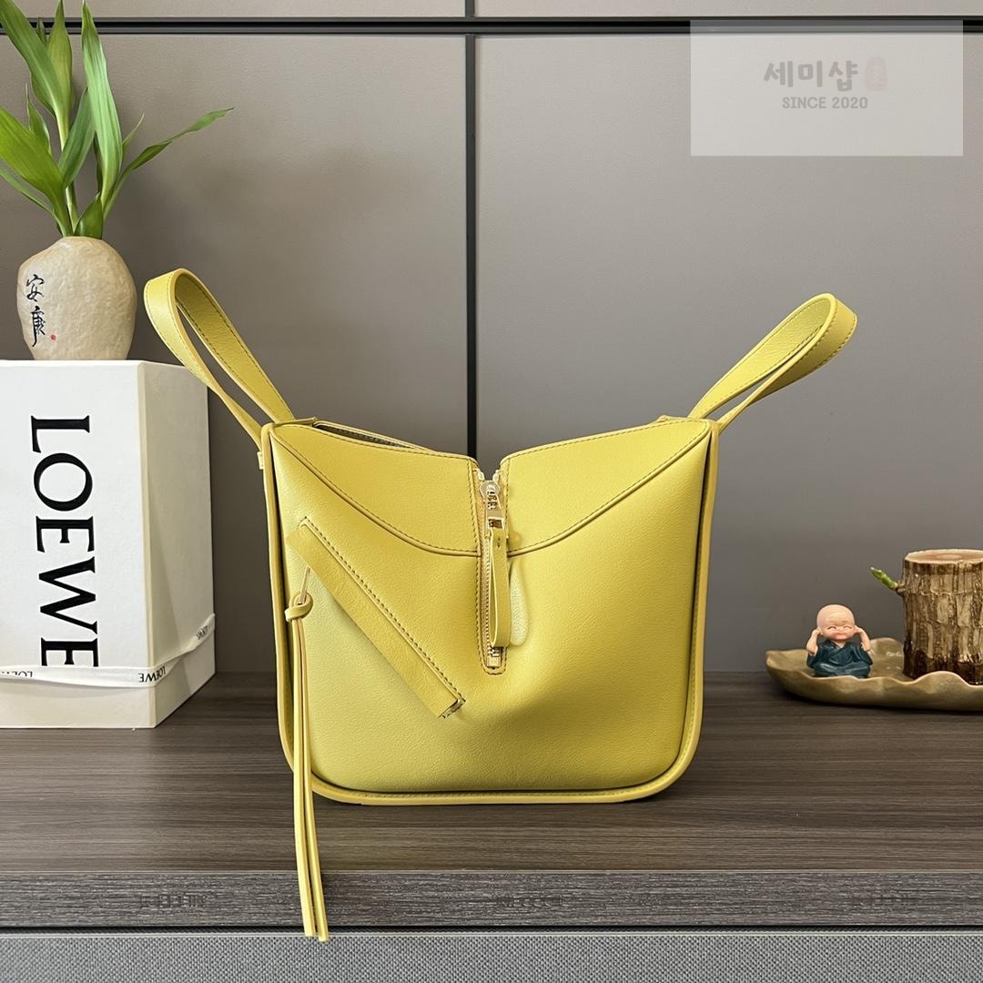 Loewe Loewe Compact Hammock Bag 39번 이미지