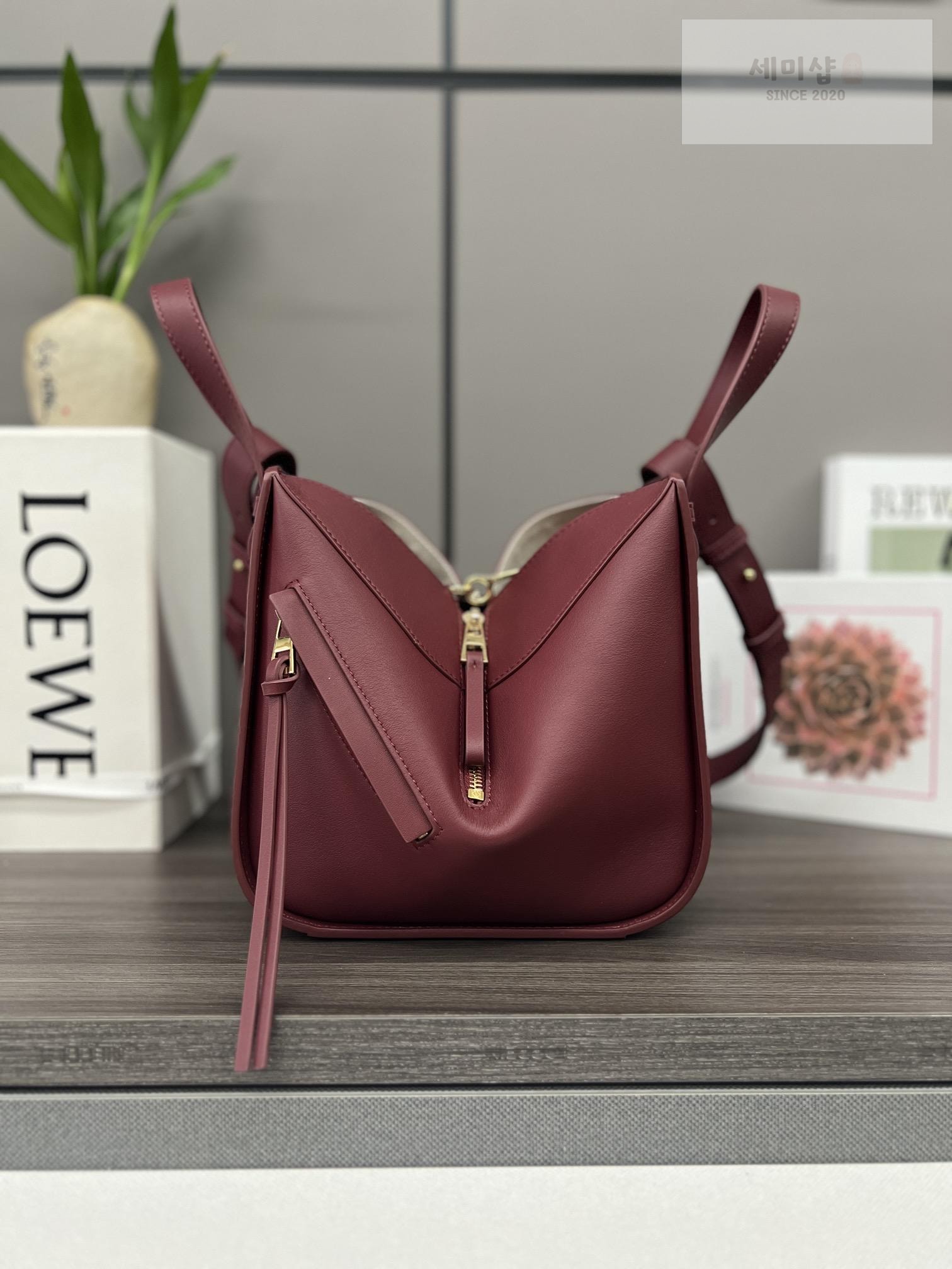 Loewe Loewe Compact Hammock Bag 52번 이미지