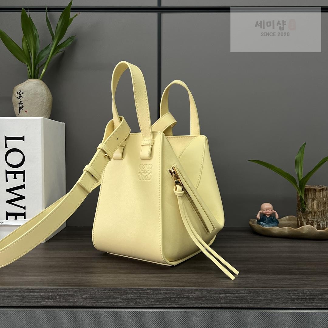 Loewe Loewe Compact Hammock Bag 56번 이미지
