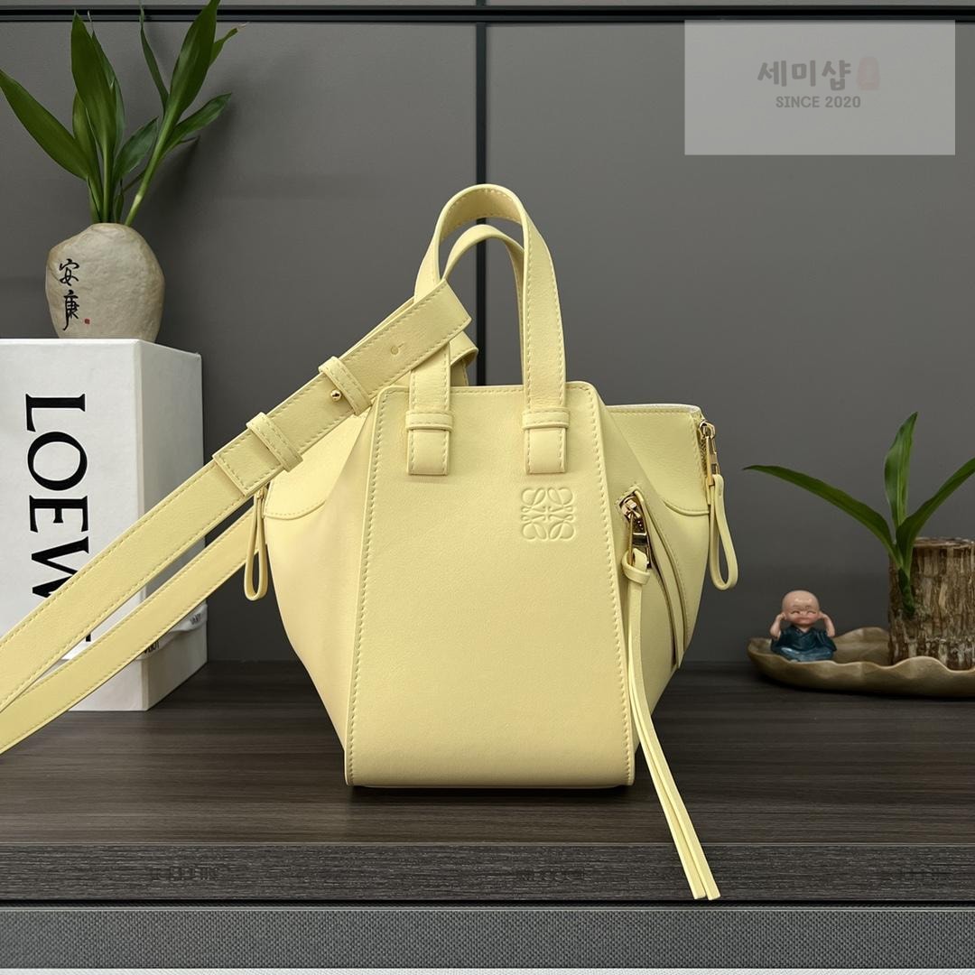 Loewe Loewe Compact Hammock Bag 57번 이미지