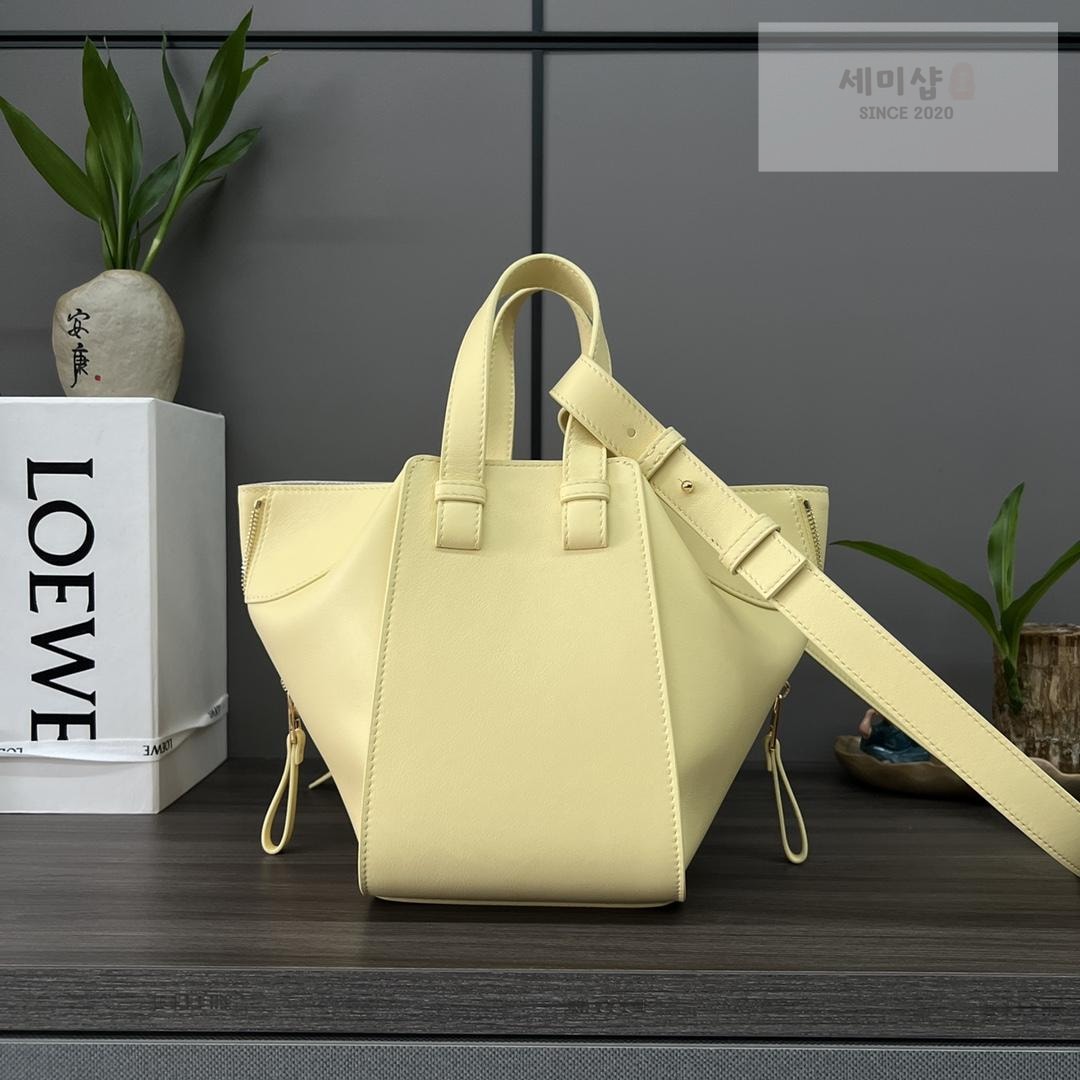 Loewe Loewe Compact Hammock Bag 58번 이미지