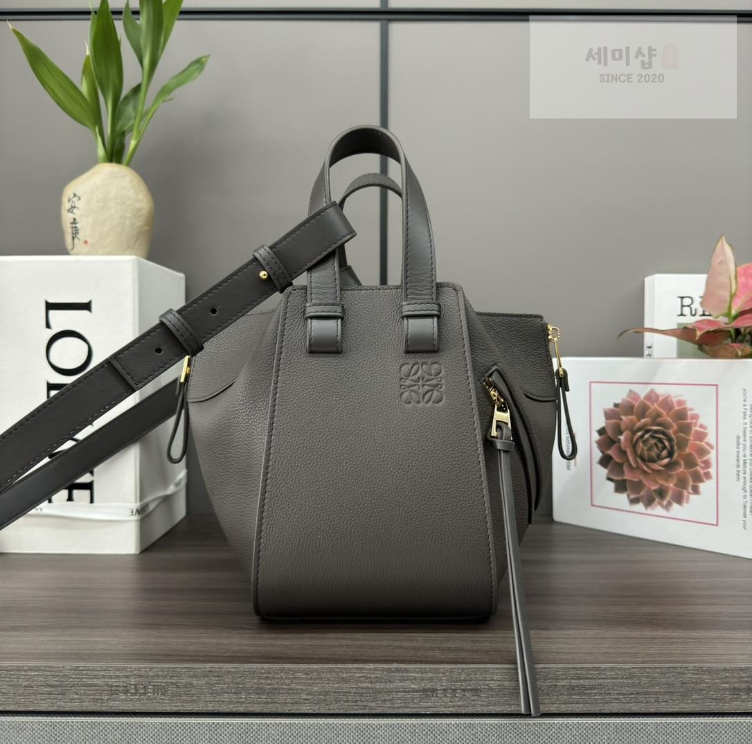 Loewe Loewe Compact Hammock Bag 70번 이미지