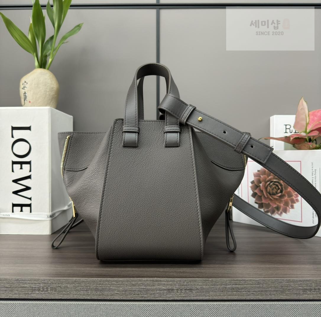 Loewe Loewe Compact Hammock Bag 71번 이미지