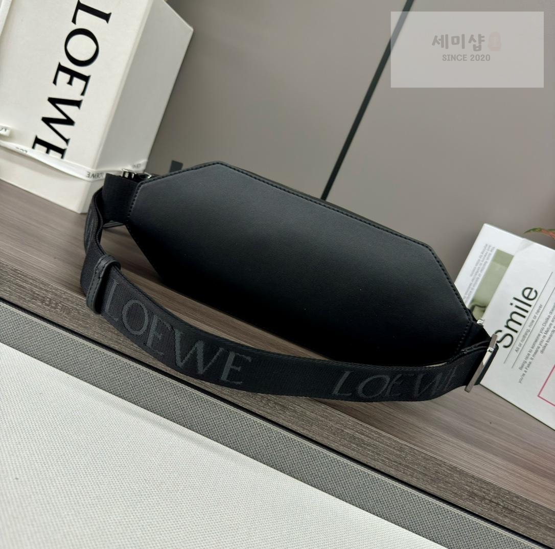 Loewe Loewe Convertible Sling Bag 1번 이미지
