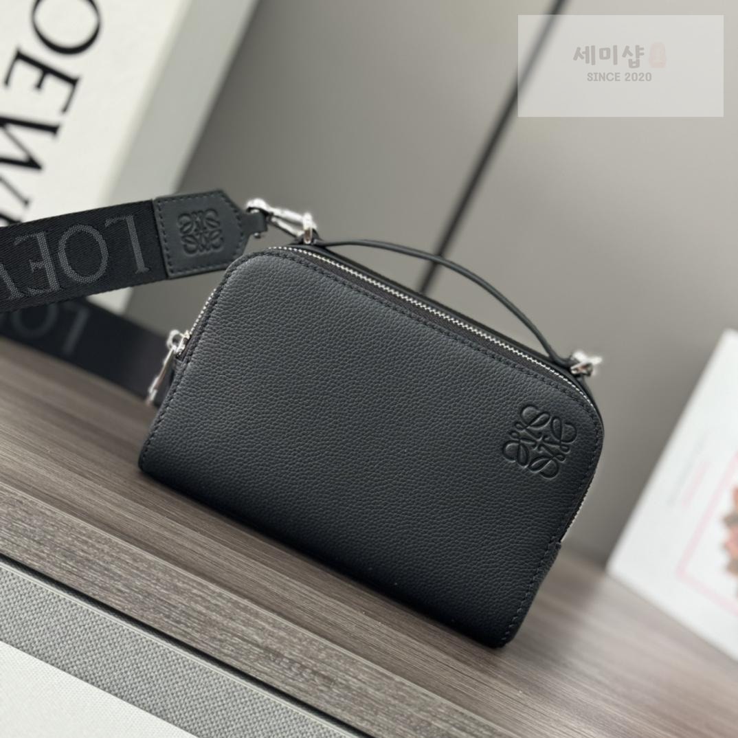 Loewe Loewe Mini Leather Camera Bag 7번 이미지