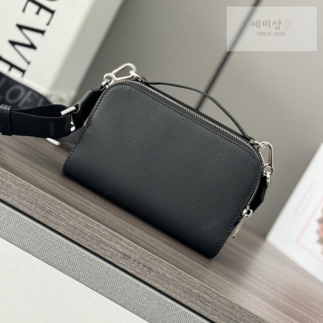 Loewe Loewe Mini Leather Camera Bag 1번 이미지
