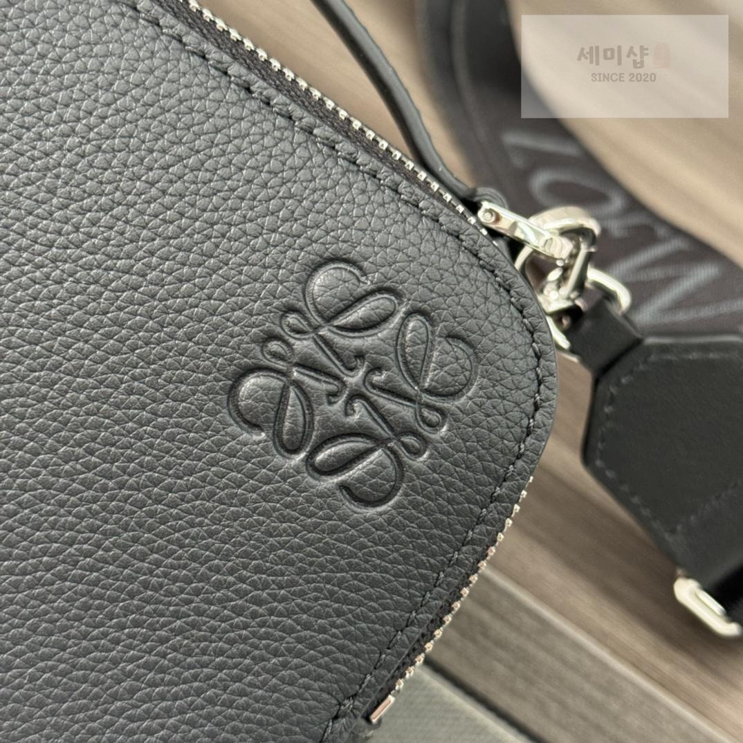 Loewe Loewe Mini Leather Camera Bag 3번 이미지
