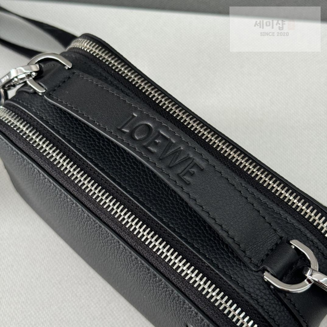 Loewe Loewe Mini Leather Camera Bag 4번 이미지