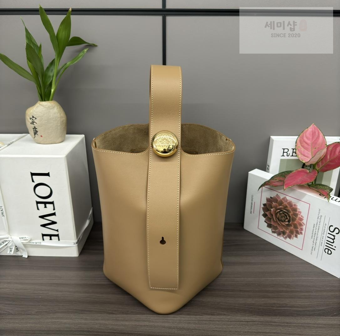 Loewe Loewe Pebble Bucket Medium Bag 22번 이미지