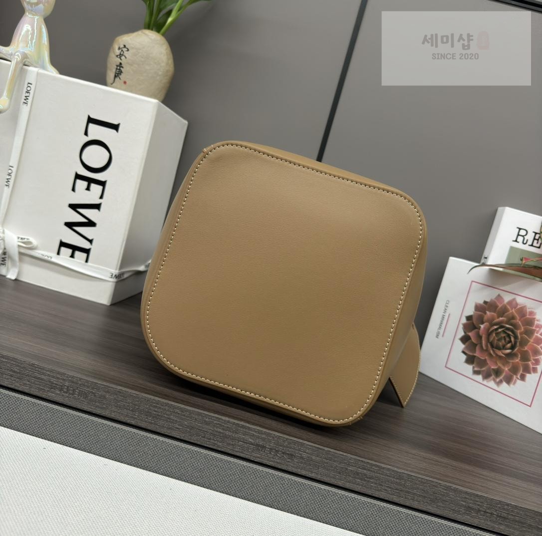Loewe Loewe Pebble Bucket Medium Bag 21번 이미지