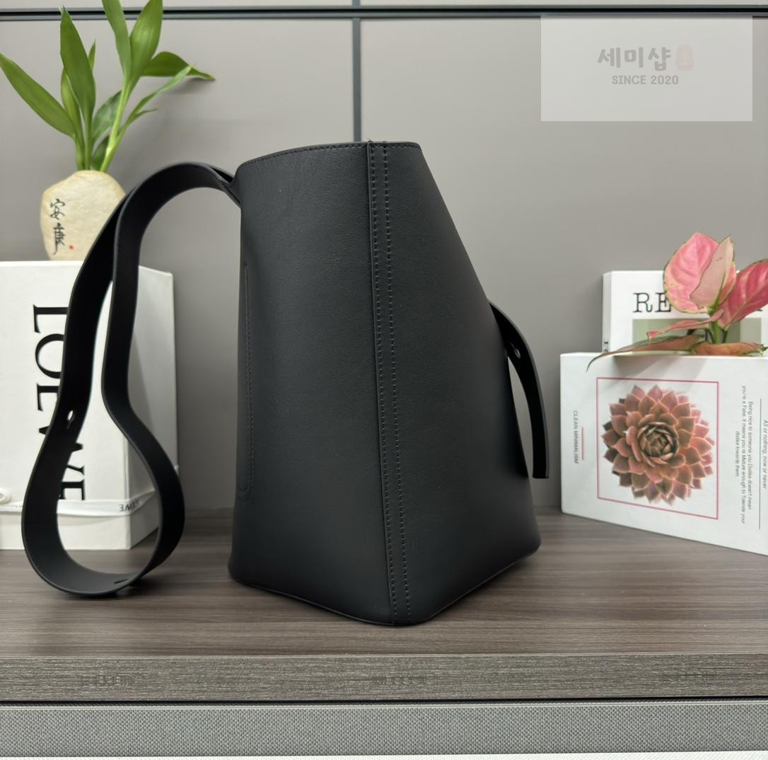 Loewe Loewe Pebble Bucket Medium Bag 16번 이미지