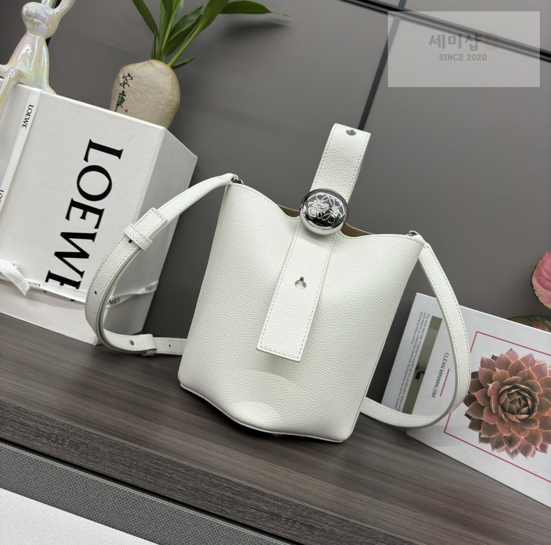 Loewe Loewe Pebble Bucket Mini Bag 53번 이미지