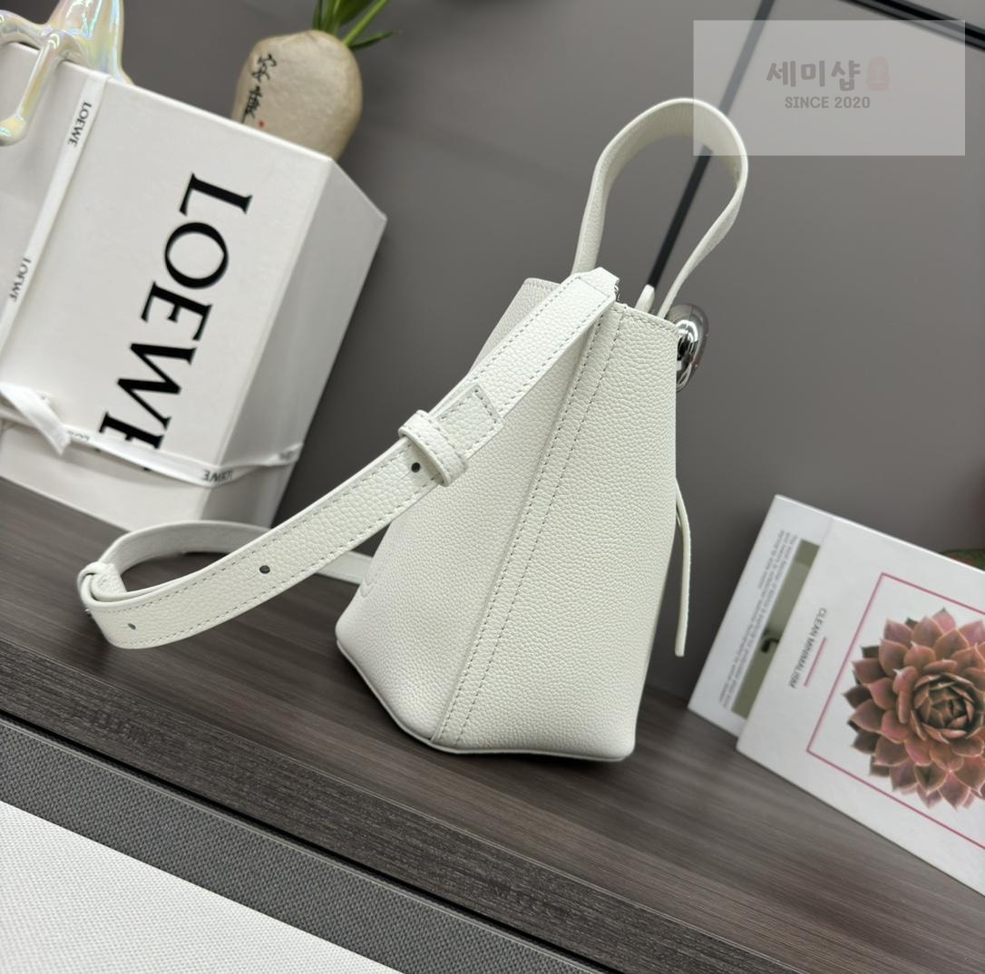 Loewe Loewe Pebble Bucket Mini Bag 2번 이미지