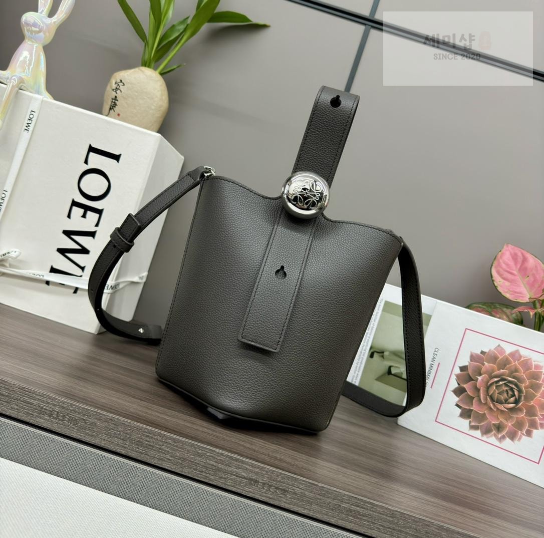 Loewe Loewe Pebble Bucket Mini Bag 5번 이미지