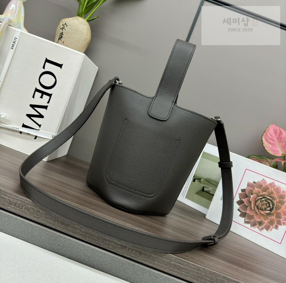Loewe Loewe Pebble Bucket Mini Bag 6번 이미지