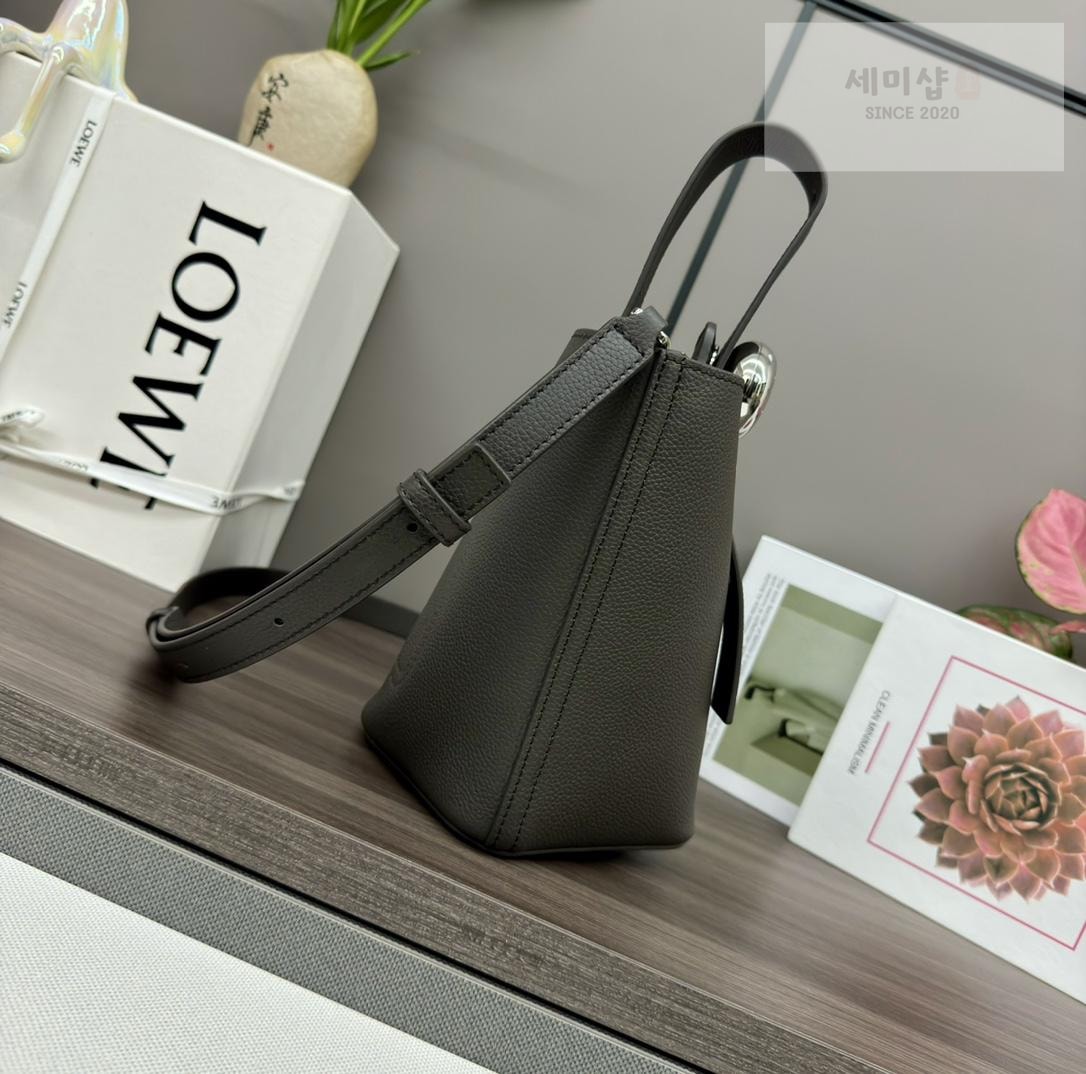Loewe Loewe Pebble Bucket Mini Bag 49번 이미지