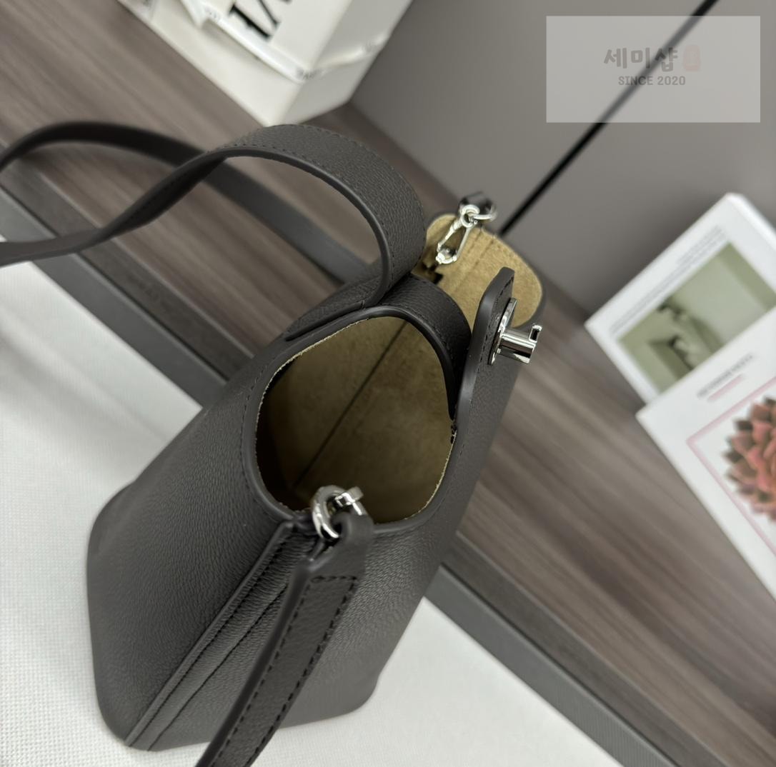 Loewe Loewe Pebble Bucket Mini Bag 10번 이미지