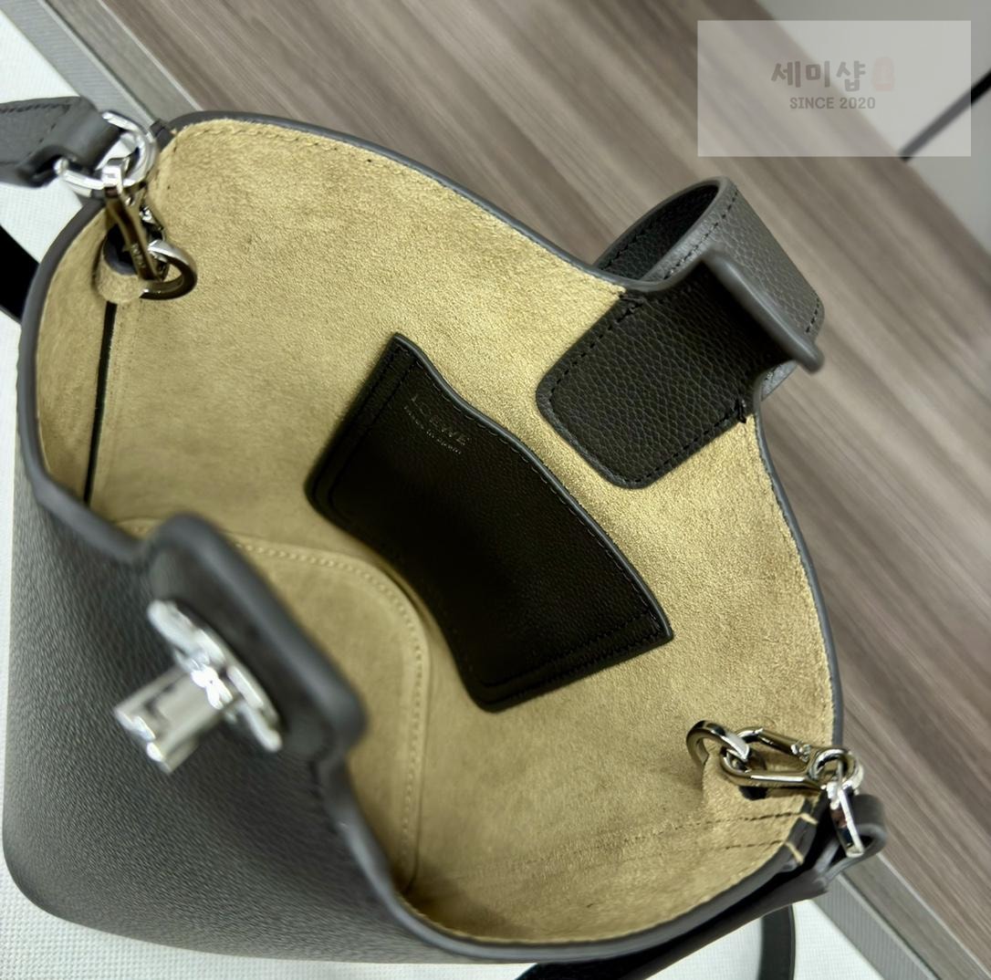 Loewe Loewe Pebble Bucket Mini Bag 11번 이미지