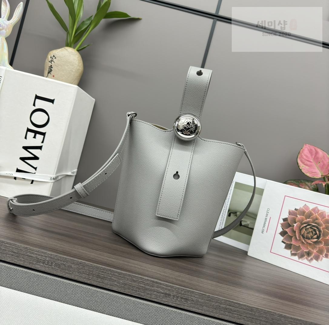 Loewe Loewe Pebble Bucket Mini Bag 55번 이미지