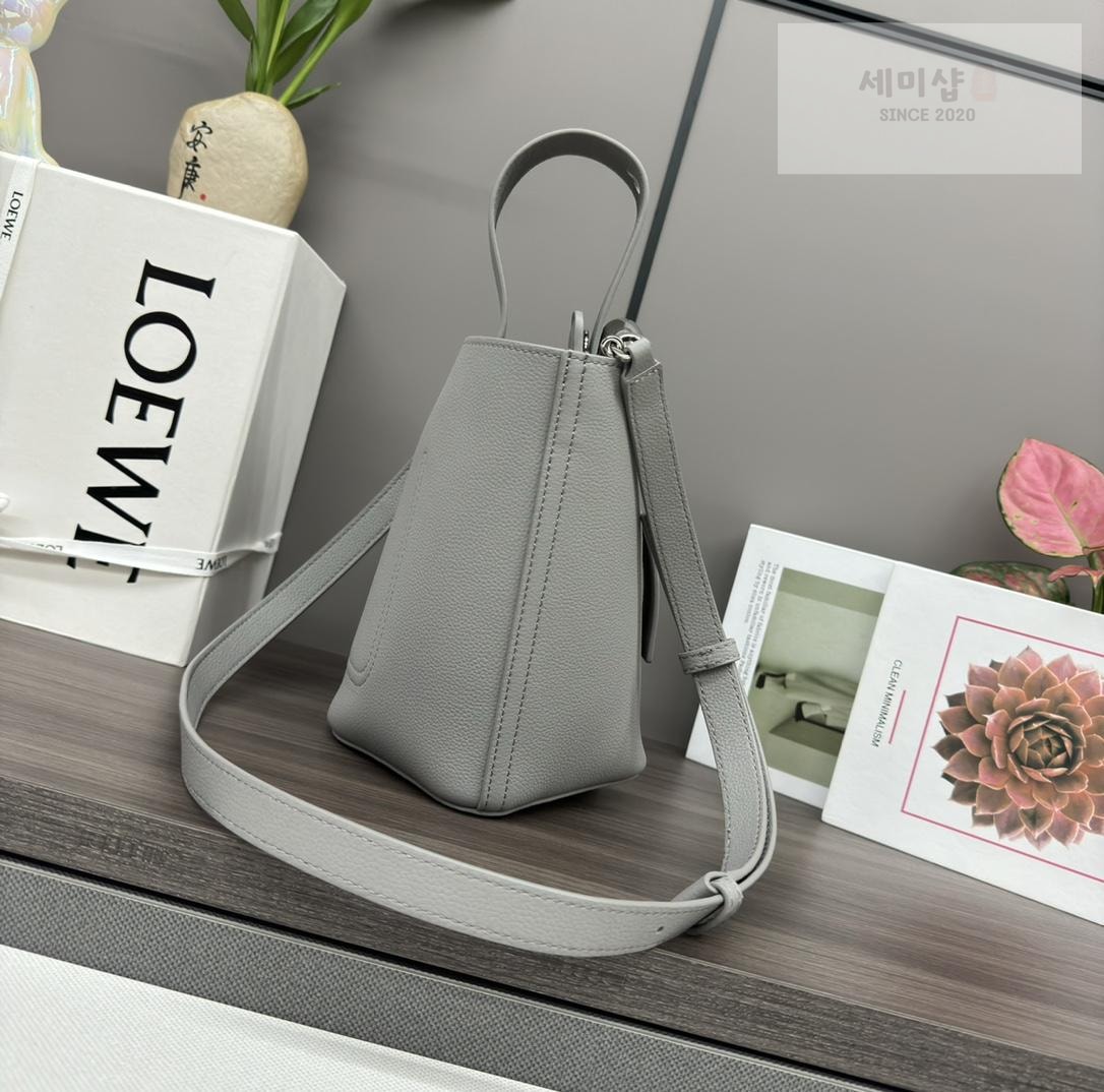Loewe Loewe Pebble Bucket Mini Bag 13번 이미지