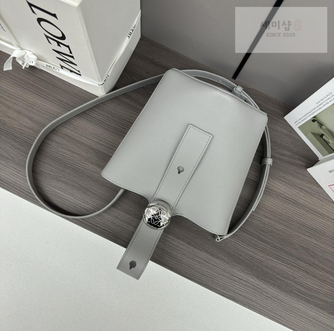 Loewe Loewe Pebble Bucket Mini Bag 15번 이미지