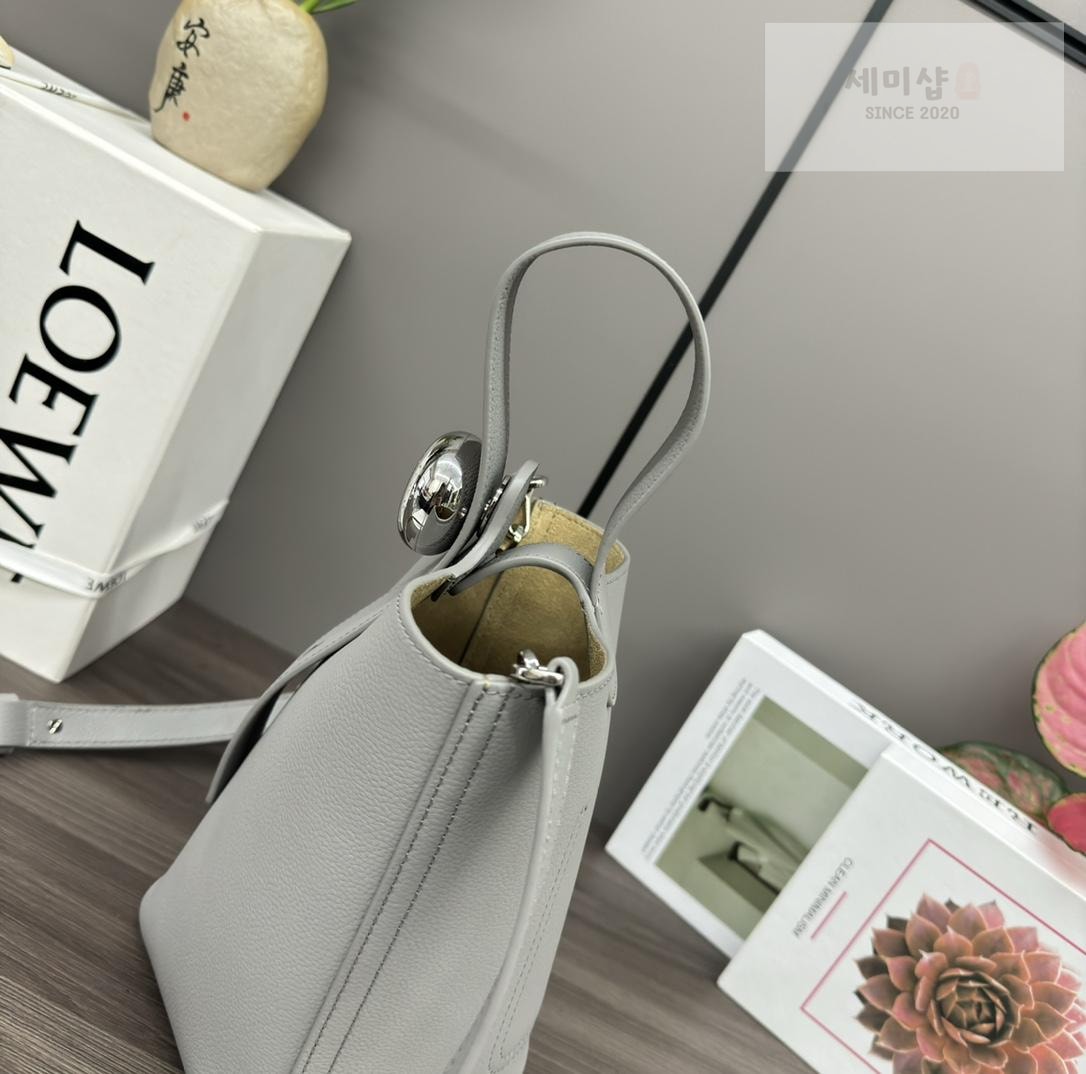 Loewe Loewe Pebble Bucket Mini Bag 17번 이미지