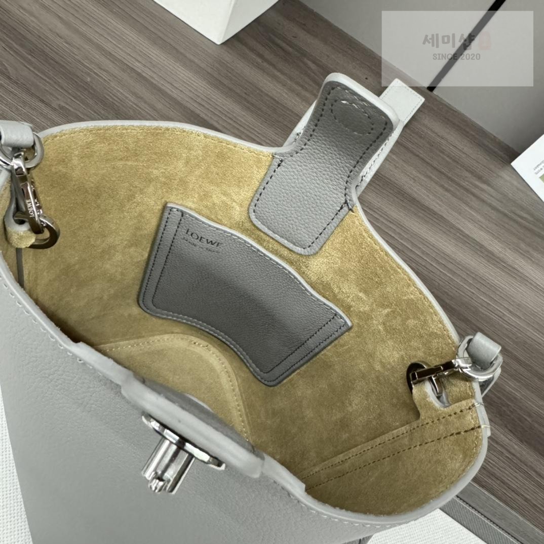 Loewe Loewe Pebble Bucket Mini Bag 18번 이미지
