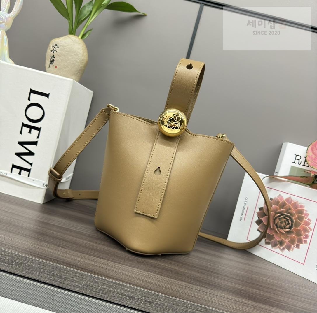Loewe Loewe Pebble Bucket Mini Bag 54번 이미지