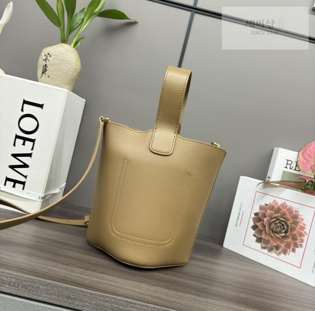 Loewe Loewe Pebble Bucket Mini Bag 52번 이미지