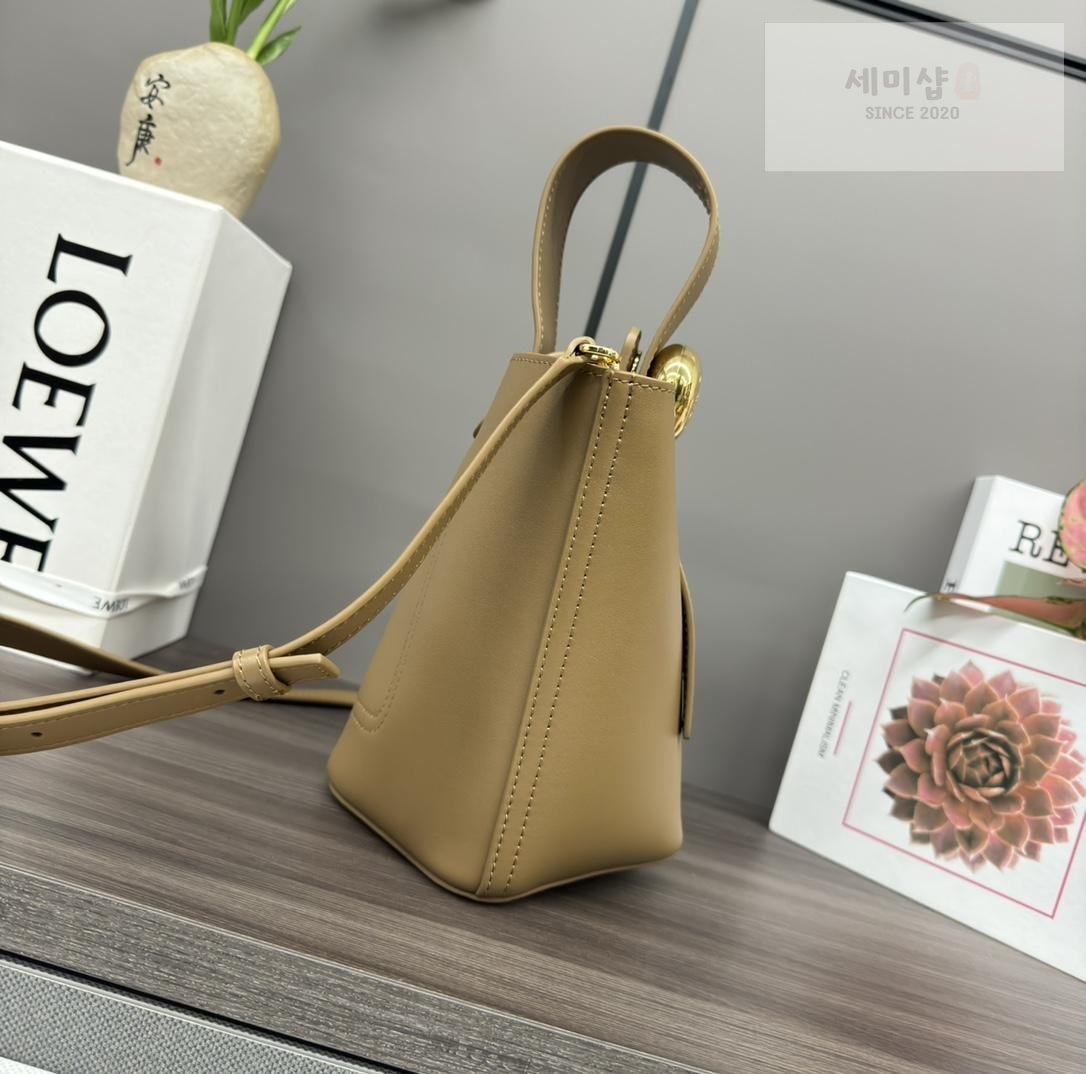 Loewe Loewe Pebble Bucket Mini Bag 27번 이미지