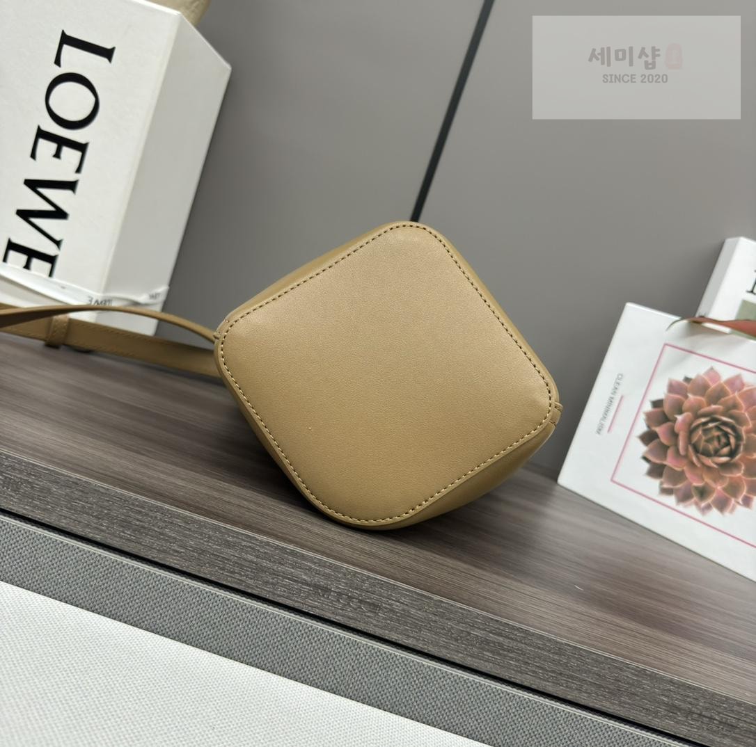 Loewe Loewe Pebble Bucket Mini Bag 28번 이미지